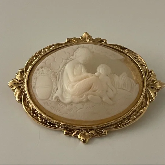 Vintage Brooch Goldtone Mother and Child Cameo Metal Pin (Possibly 1928 Brand) - Picture 4 of 16